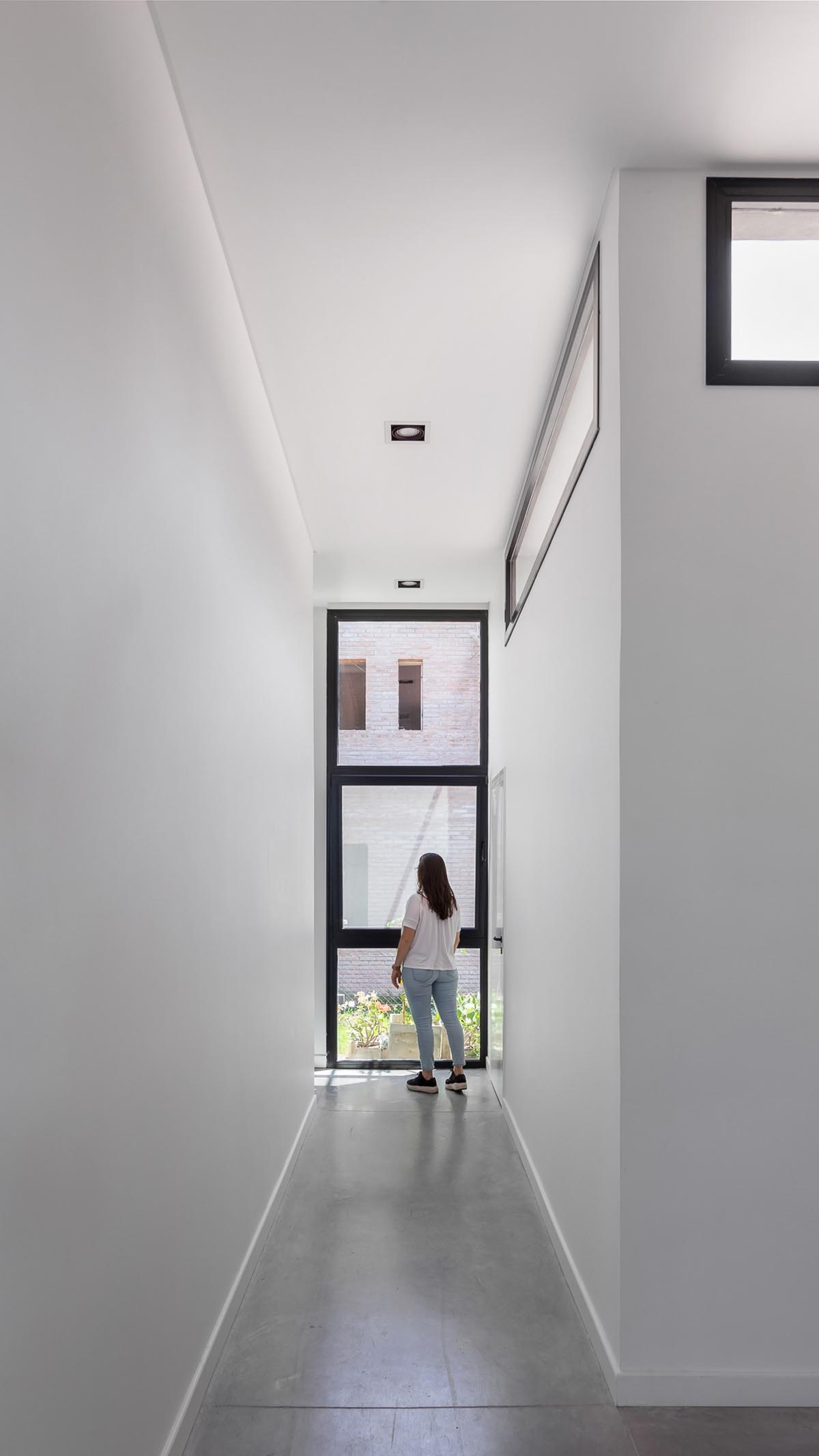 Nómade Arquitectura creates urban filter with large interlocked brick wall for house in Argentina