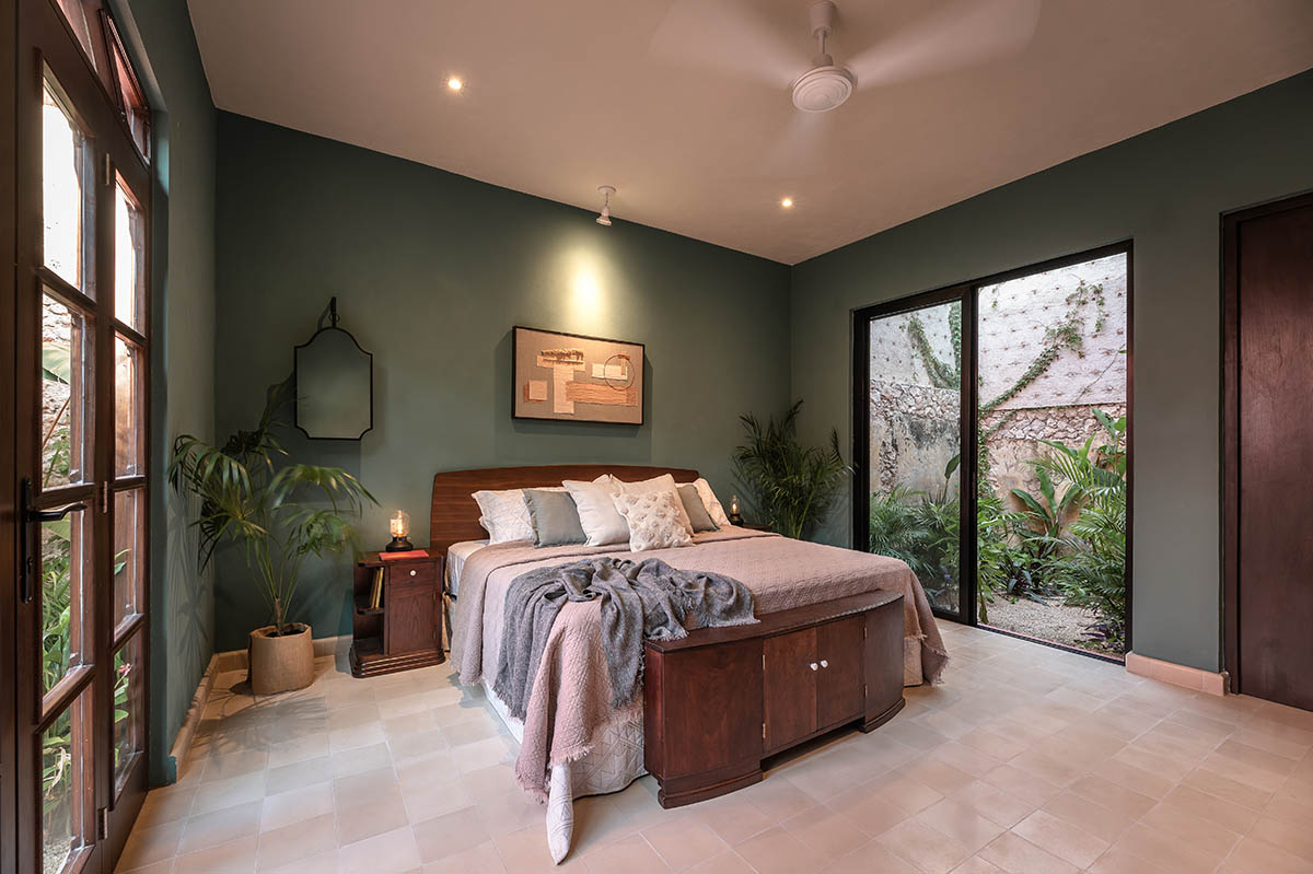 Workshop, Diseño y Construcción combines historic elements with Mexican pink in Casa Maca 