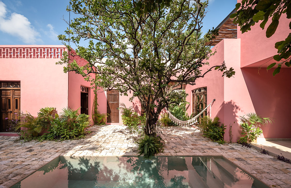 Workshop, Diseño y Construcción combines historic elements with Mexican pink in Casa Maca 