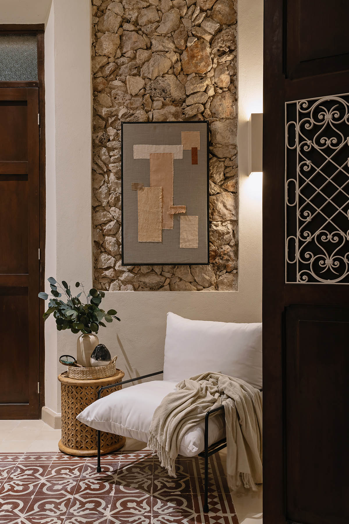 Workshop, Diseño y Construcción combines historic elements with Mexican pink in Casa Maca 