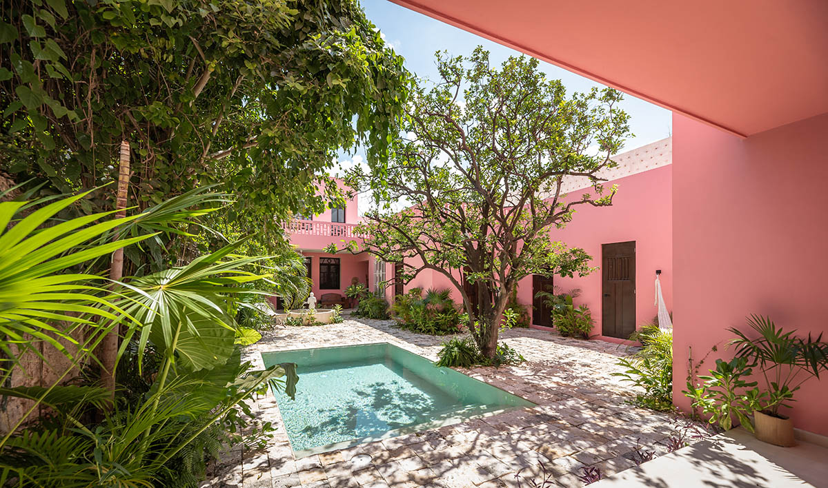 Workshop, Diseño y Construcción combines historic elements with Mexican pink in Casa Maca 