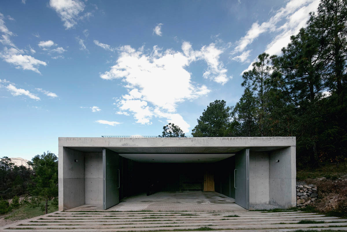 S-AR completes concrete Casa Mirador in Mexico 