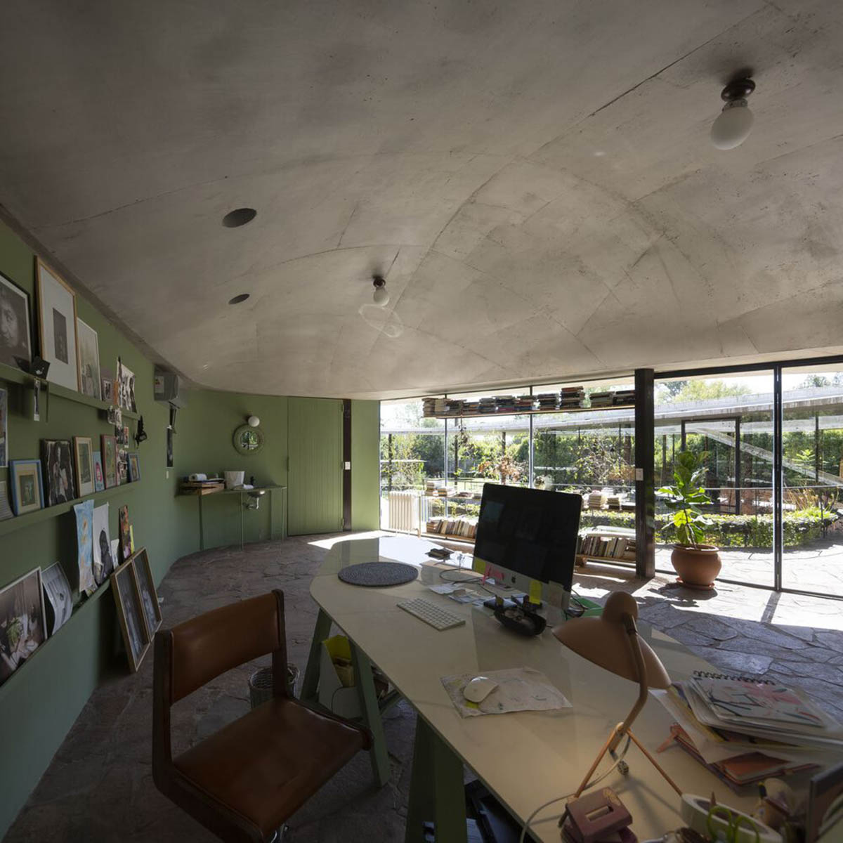 Slender, curvaceous canopy wraps organically-shaped Rita House in Argentinean forest