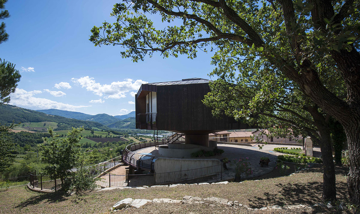Roberto Rossi completes a fully rotating house in Italian countryside