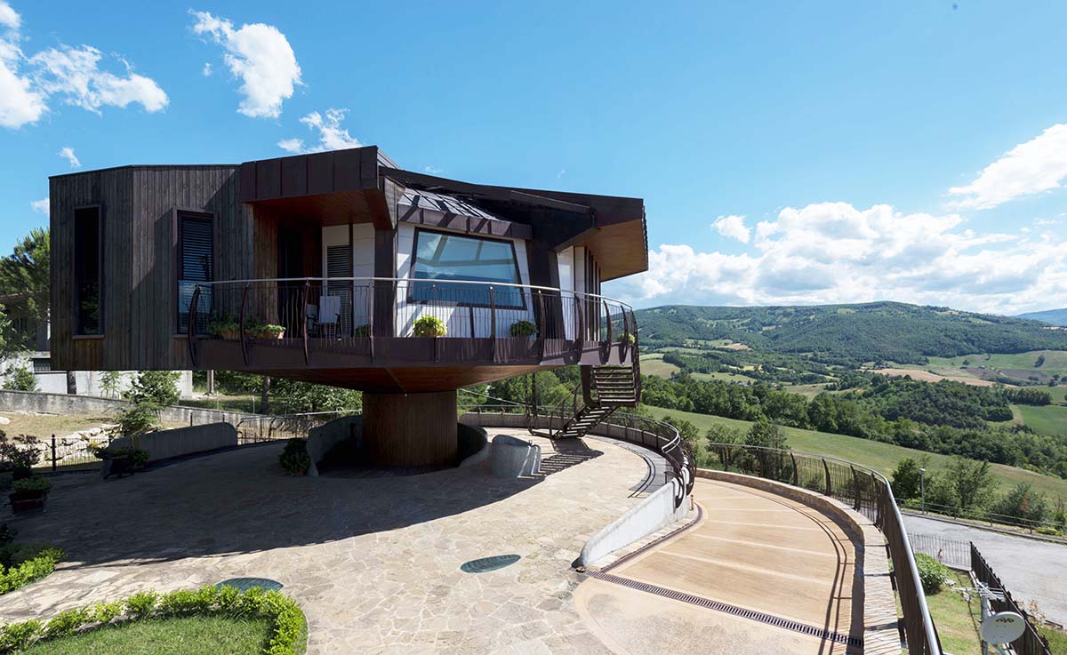 Roberto Rossi completes a fully rotating house in Italian countryside