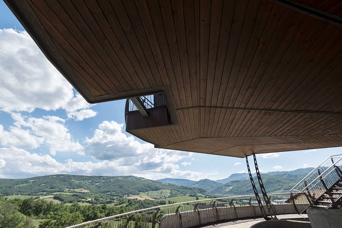 Roberto Rossi completes a fully rotating house in Italian countryside