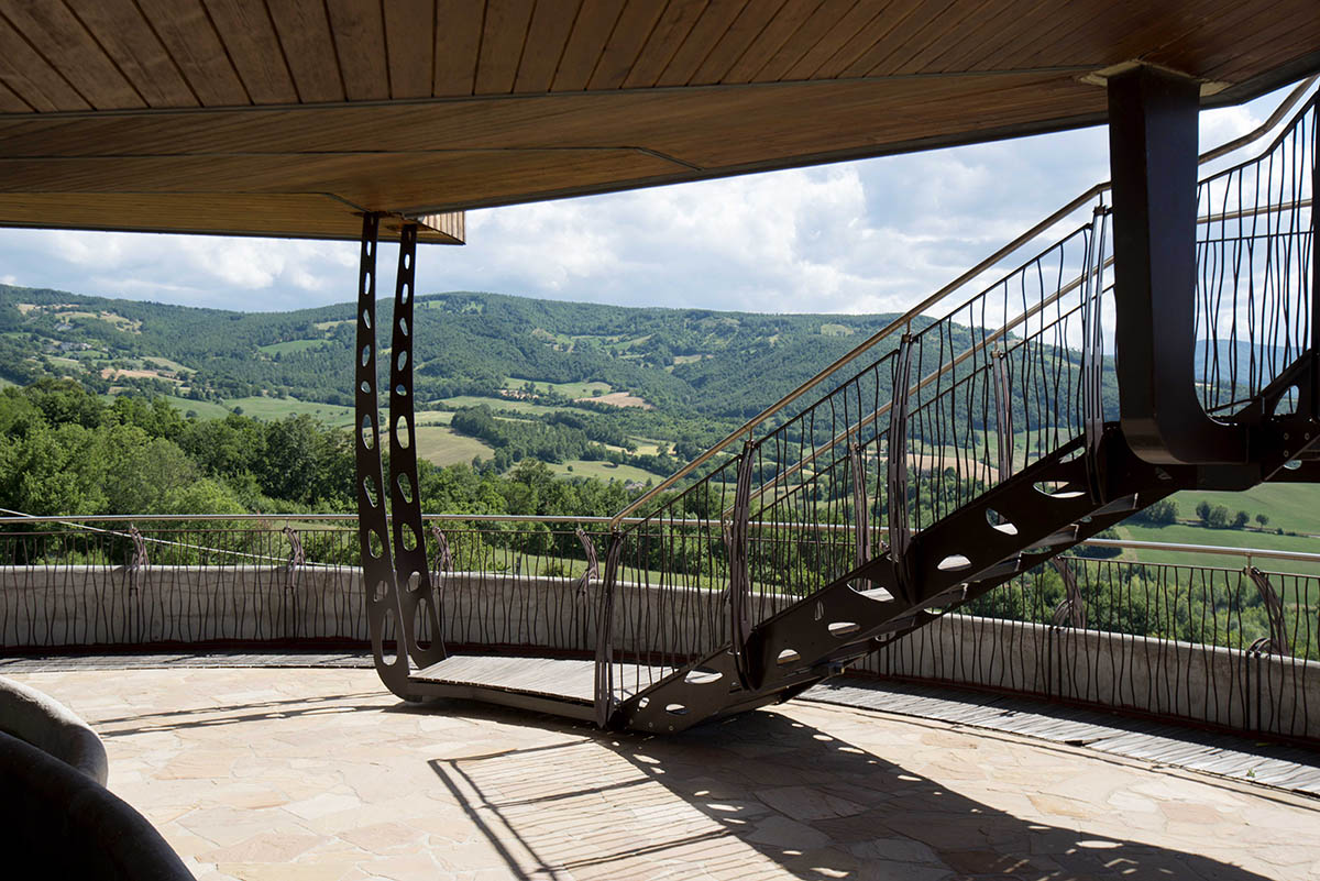 Roberto Rossi completes a fully rotating house in Italian countryside