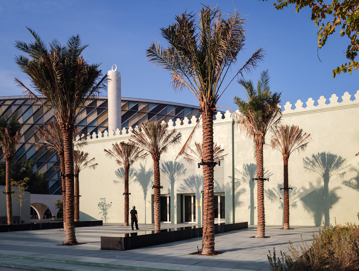 Waiwai окружает мечеть в Дубае перфорированной аркадой с колоннадой