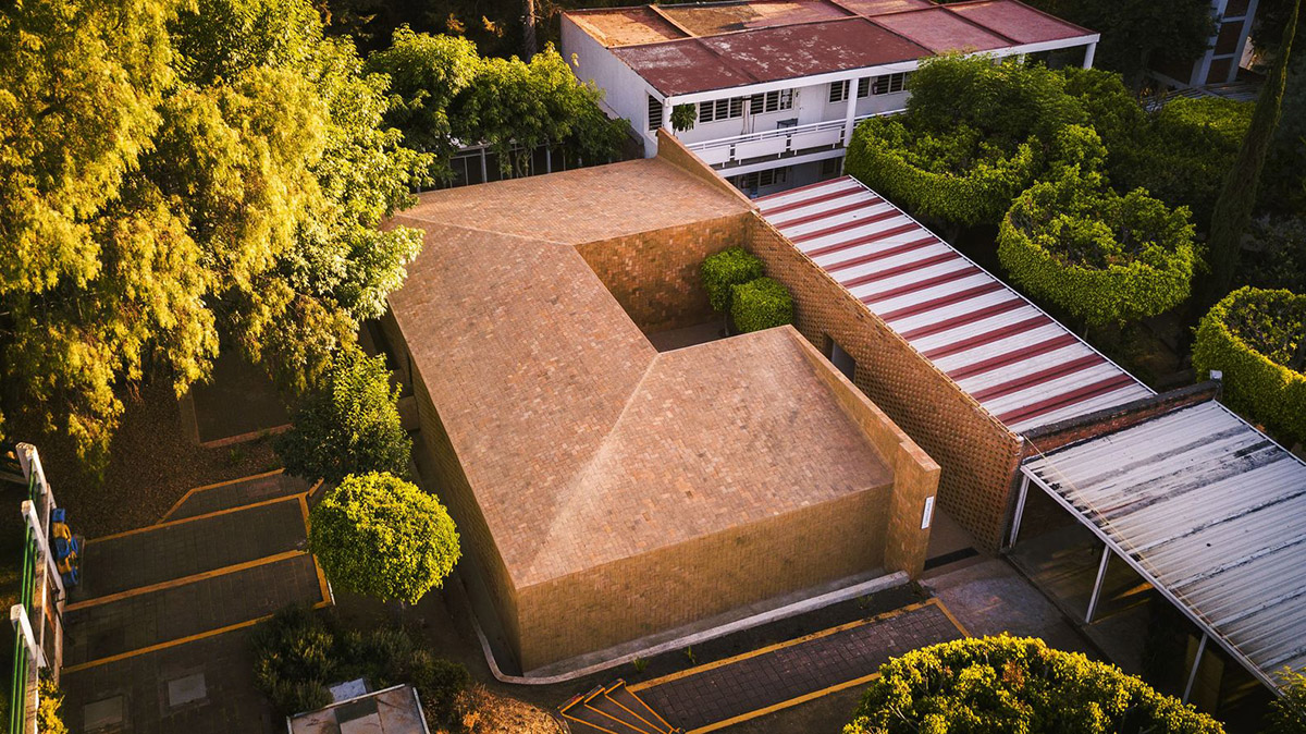 Iv&aacute;n Mar&iacute;n and Doho constructivo complete cultural center made of variations of mud brick walls