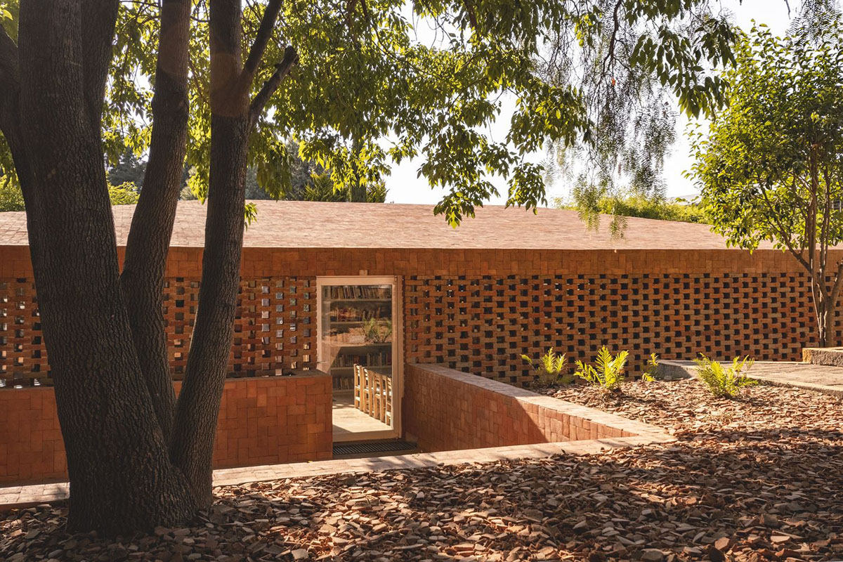 Iv&aacute;n Mar&iacute;n and Doho constructivo complete cultural center made of variations of mud brick walls