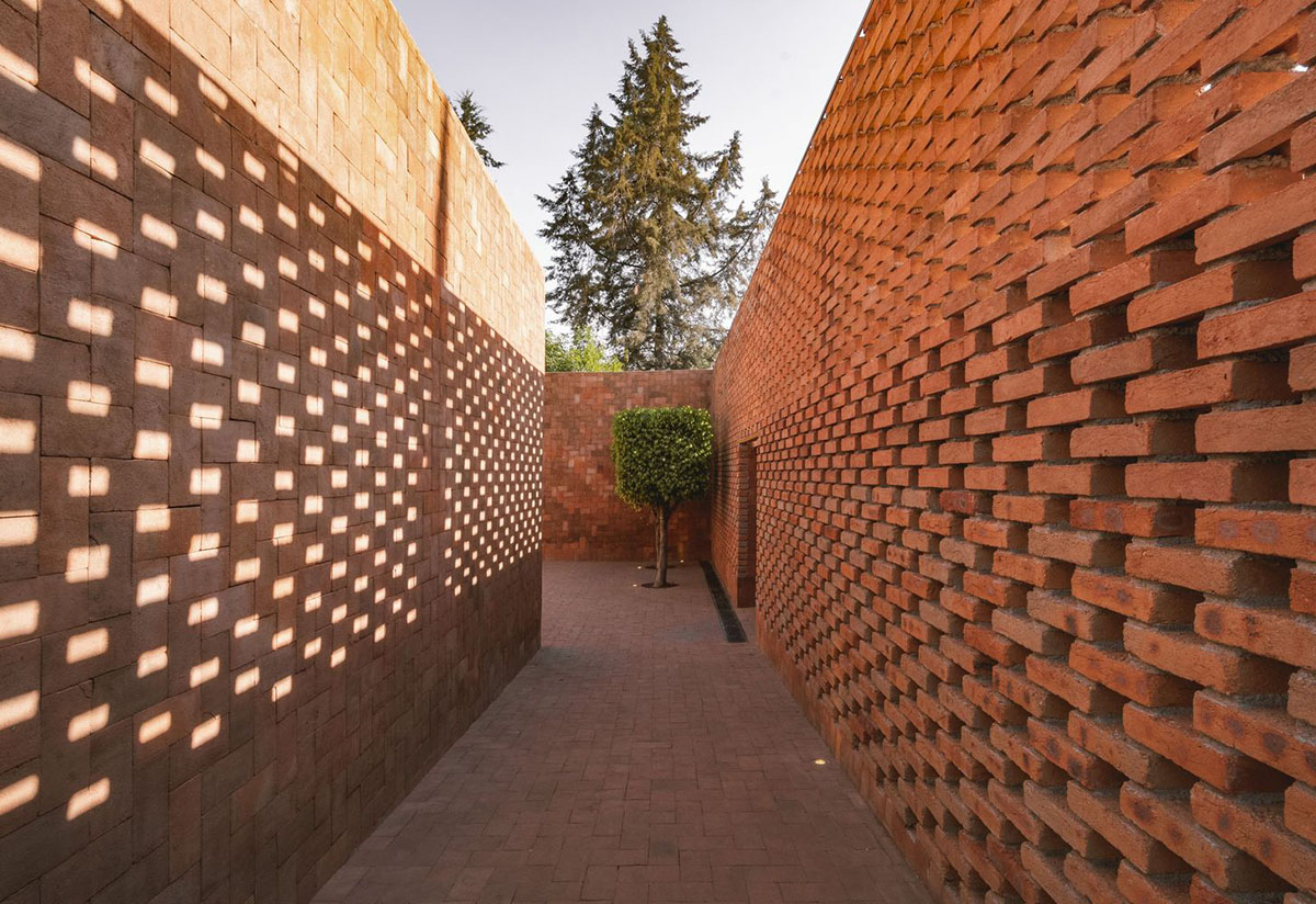Iv&aacute;n Mar&iacute;n and Doho constructivo complete cultural center made of variations of mud brick walls