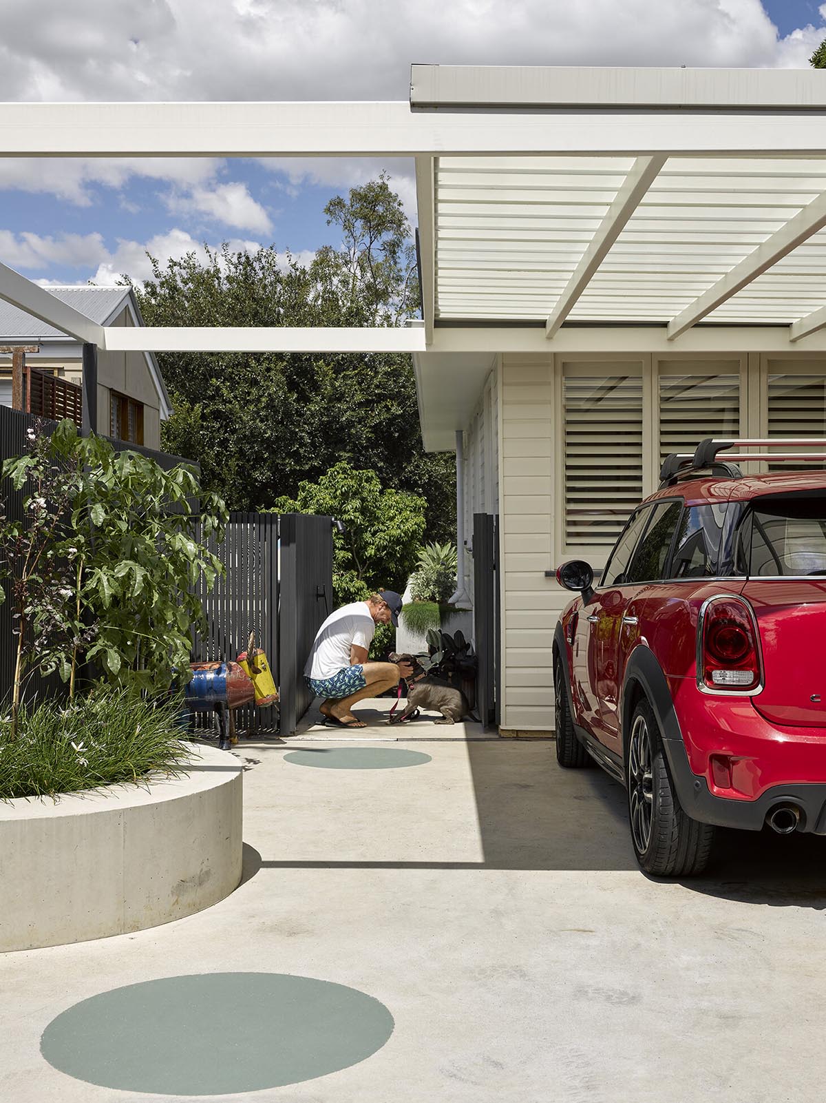 KIN Architects designed a new and social addition to a Queenslander in Toowong 