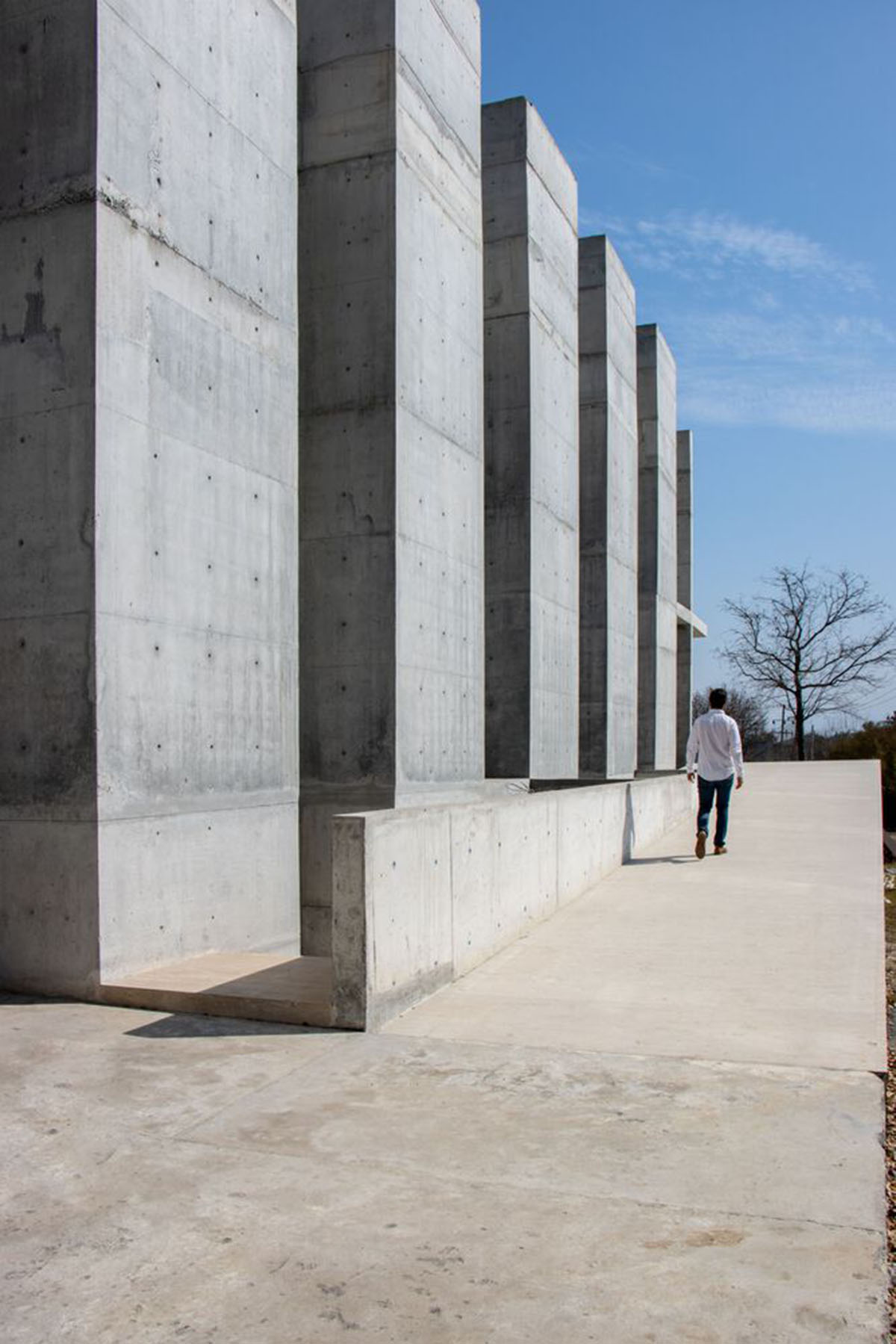 Sliced concrete walls create rhythm and allow abundant natural light for chapel in Monterrey