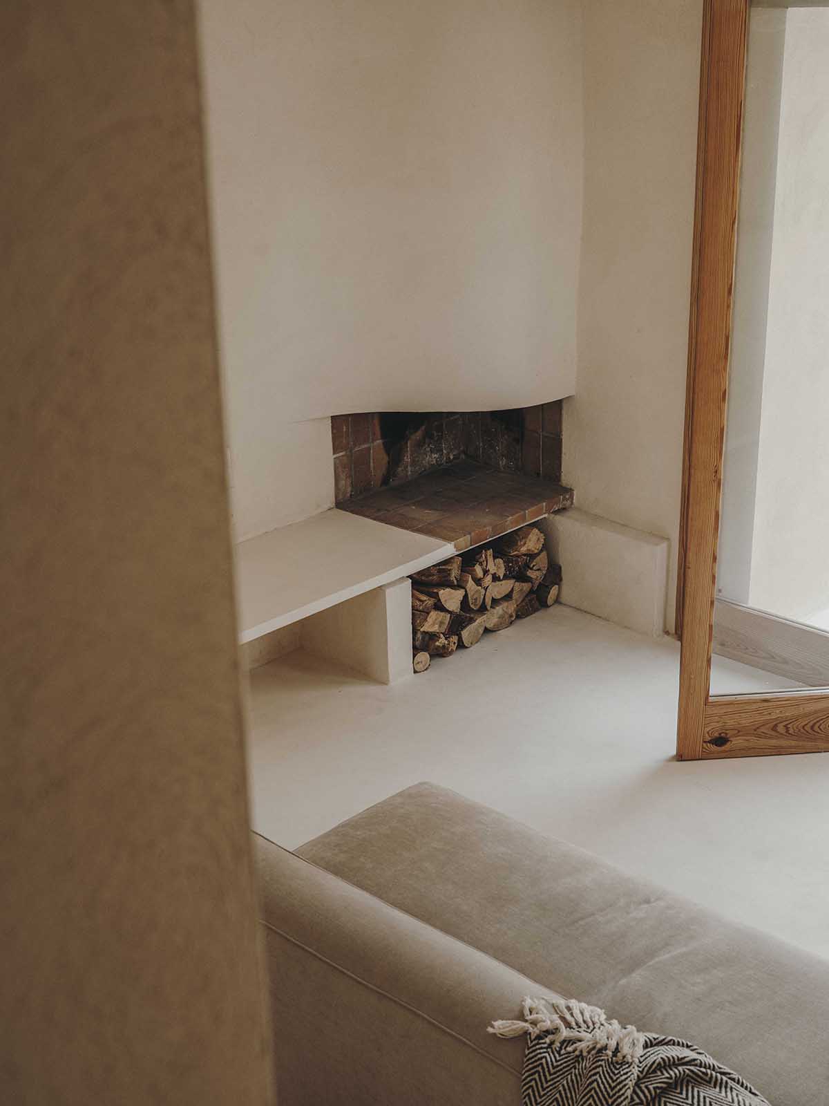 Ideo arquitectura renovates 200-year-old building with local sources and earthy tones in Spain