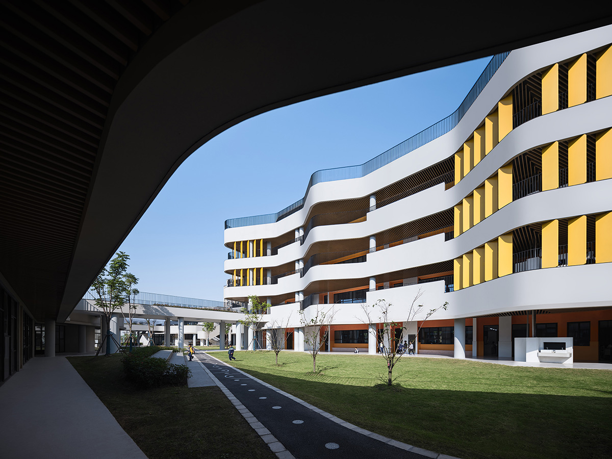 BAU Brearley Architects+Urbanists completes Chonggu Experimental School with curved slabs 