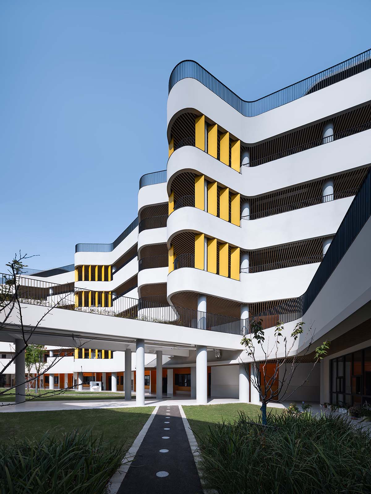 BAU Brearley Architects+Urbanists completes Chonggu Experimental School with curved slabs 