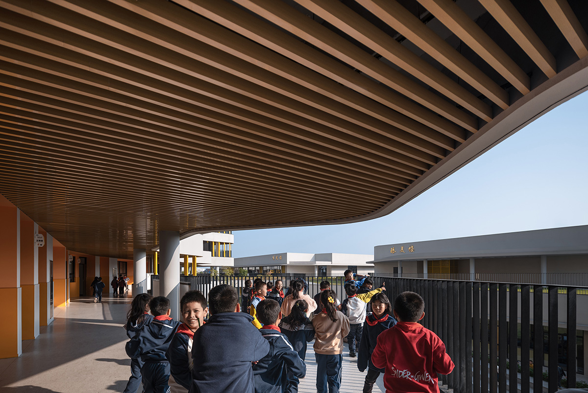 BAU Brearley Architects+Urbanists completes Chonggu Experimental School with curved slabs 