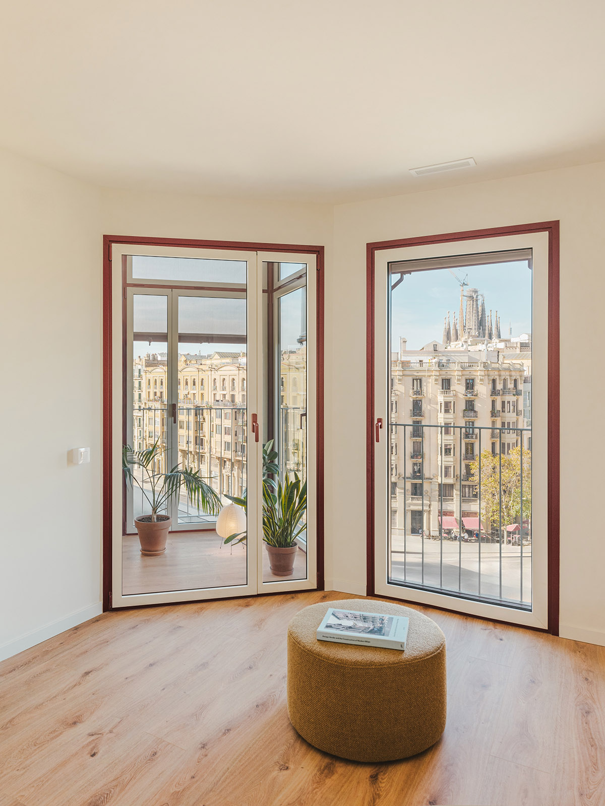 Cierto Estudio completes housing, setting a new standard for collective housing in Barcelona