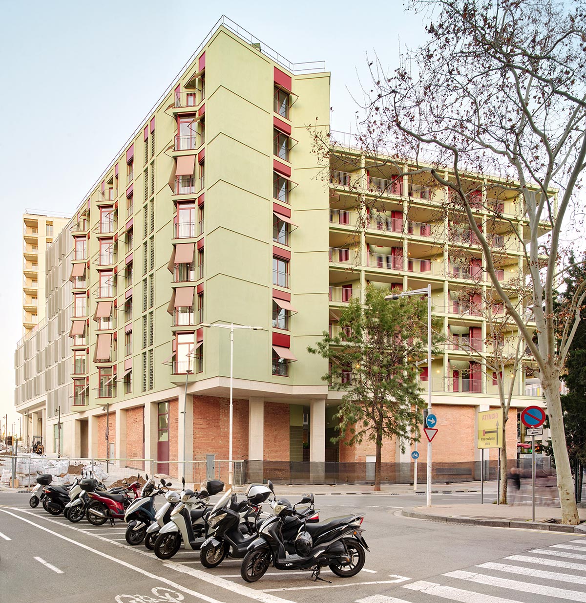 Cierto Estudio completes housing, setting a new standard for collective housing in Barcelona