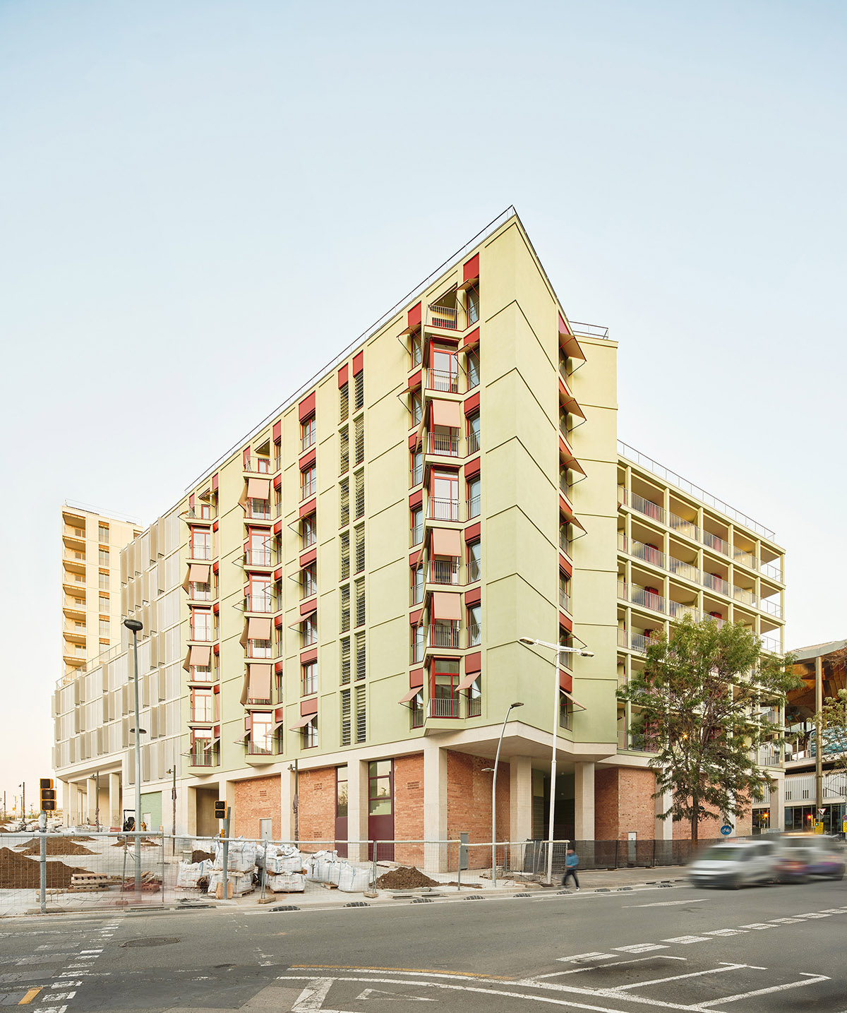 Cierto Estudio completes housing, setting a new standard for collective housing in Barcelona