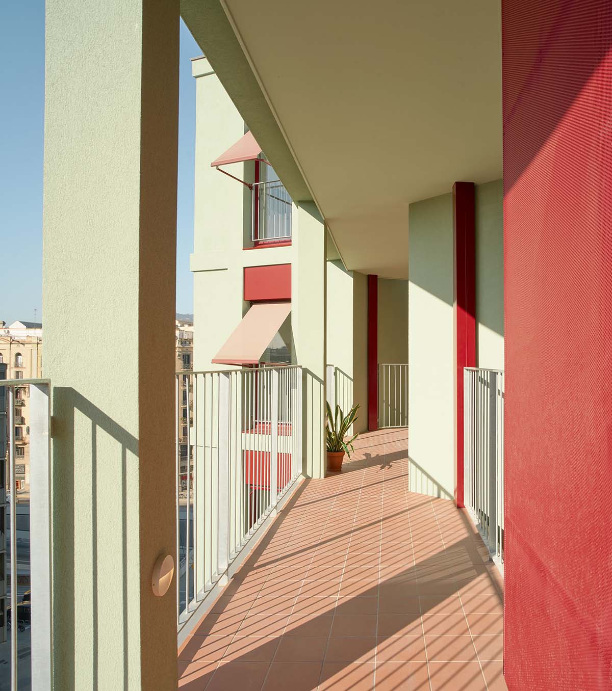 Cierto Estudio completes housing, setting a new standard for collective housing in Barcelona