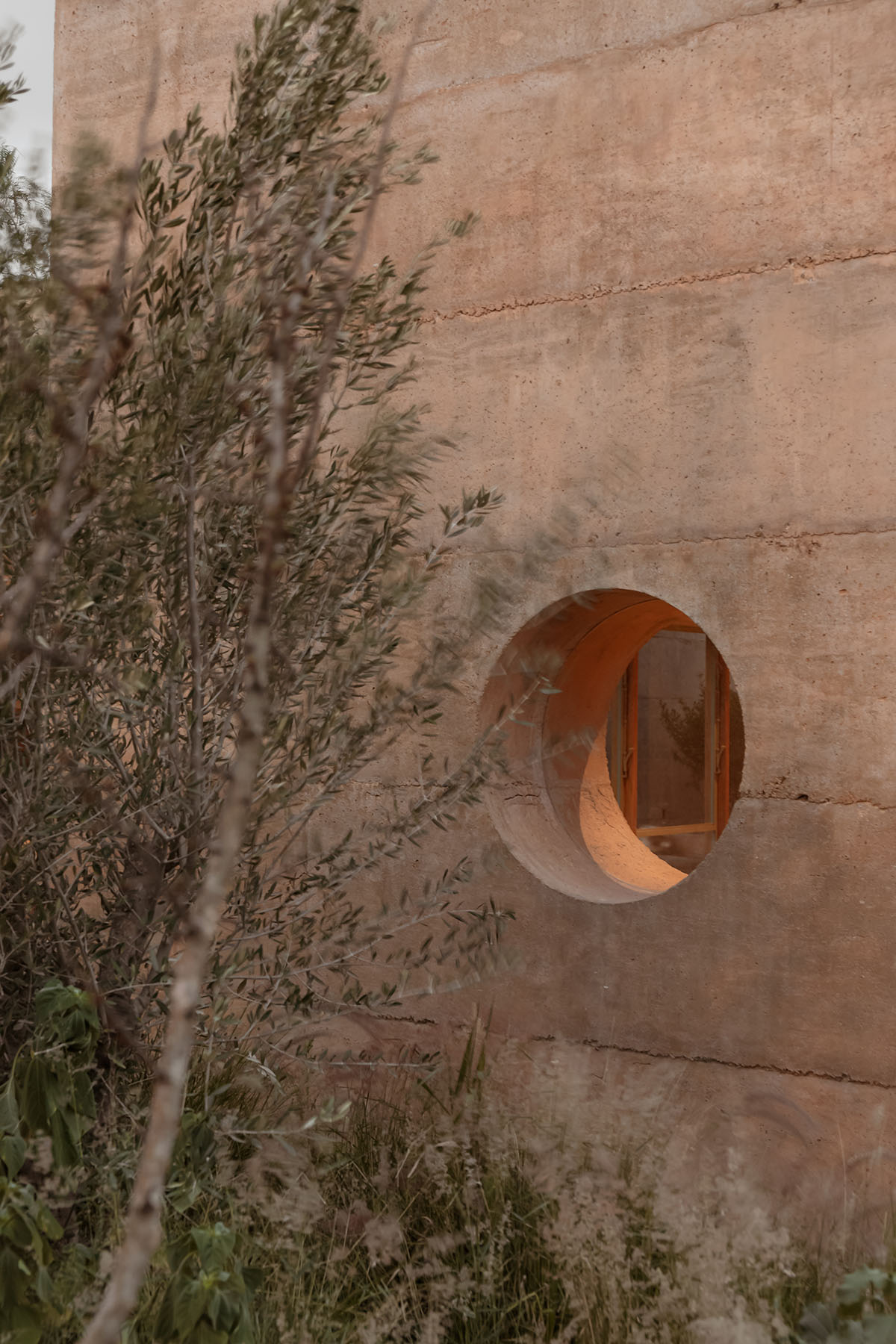 Casa Tejocote features intertwined volumes with pigmented concrete and tepetate colors in Mexico