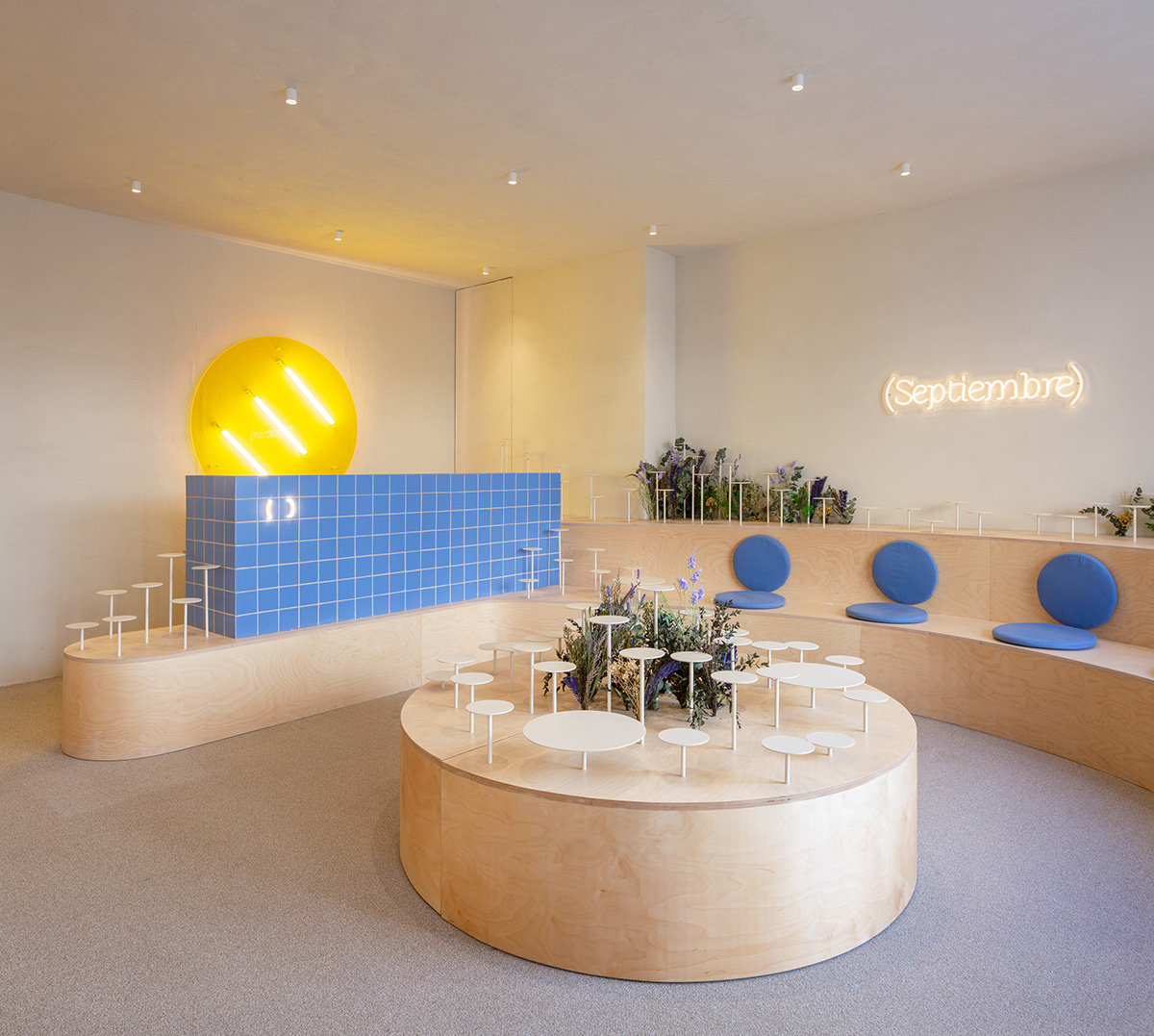 Medicine clinic features handcrafted details and creamy tones inspired by Aster flowers in Valencia 