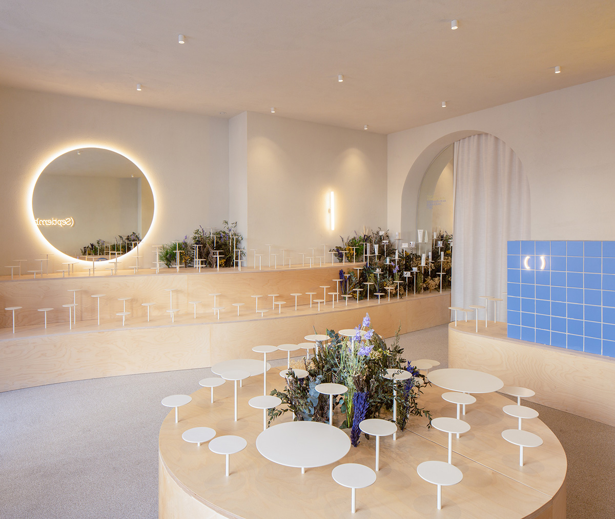 Medicine clinic features handcrafted details and creamy tones inspired by Aster flowers in Valencia 