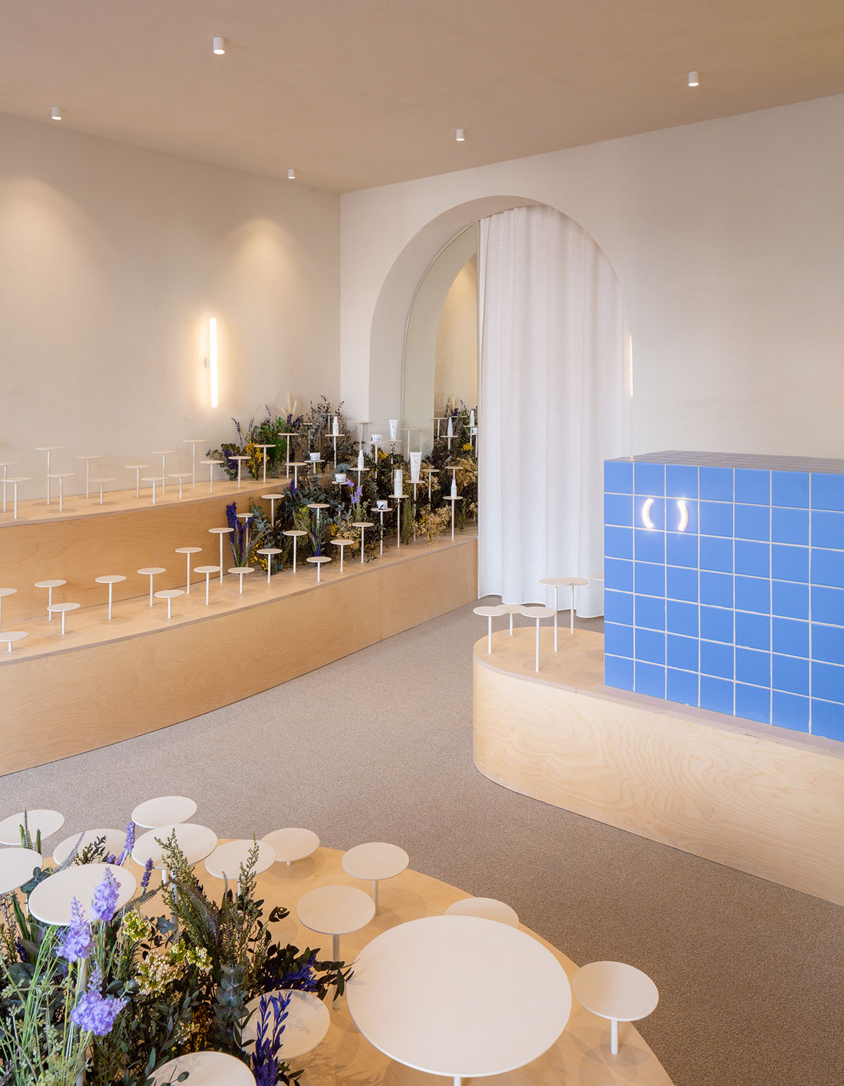 Medicine clinic features handcrafted details and creamy tones inspired by Aster flowers in Valencia 