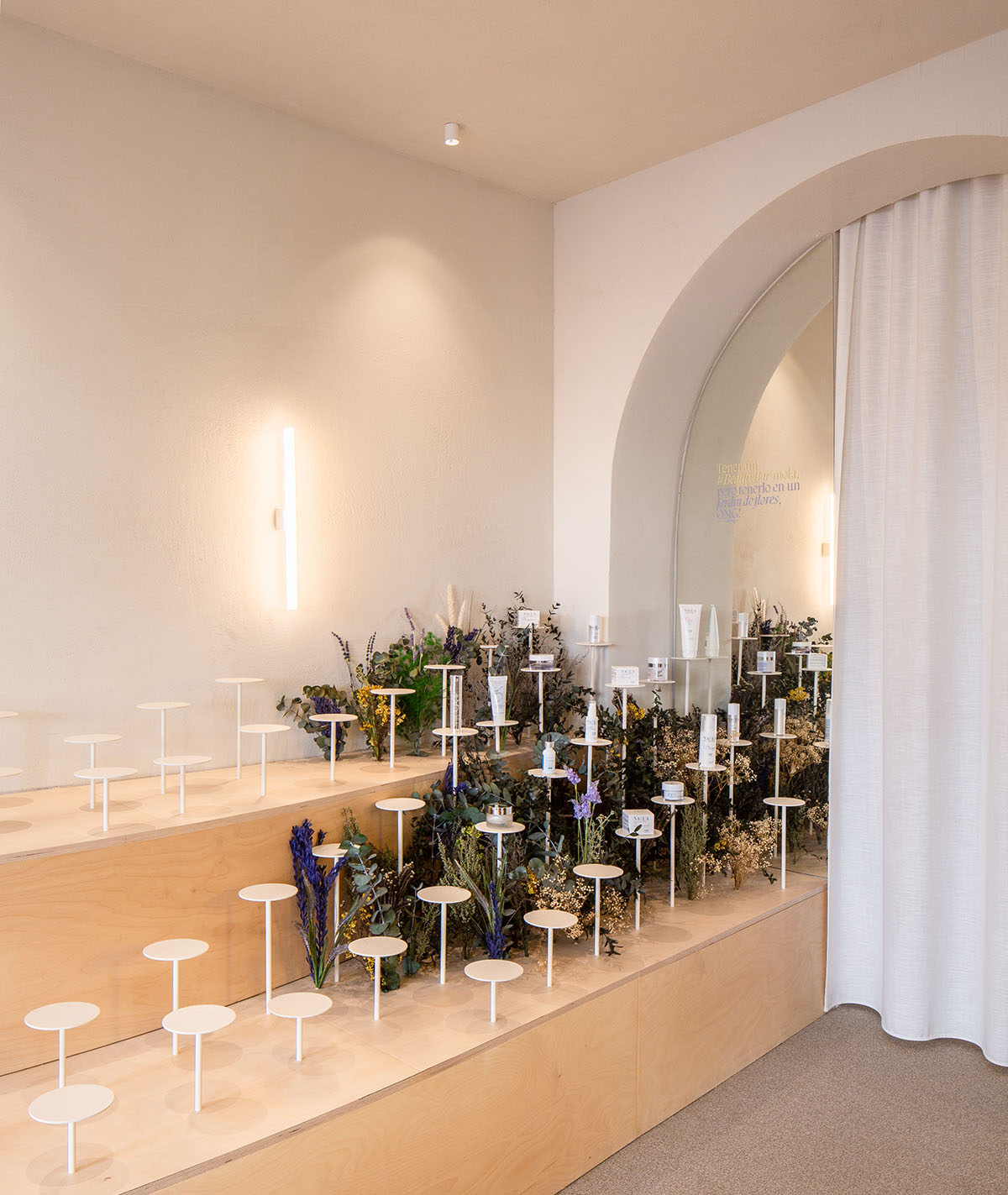 Medicine clinic features handcrafted details and creamy tones inspired by Aster flowers in Valencia 
