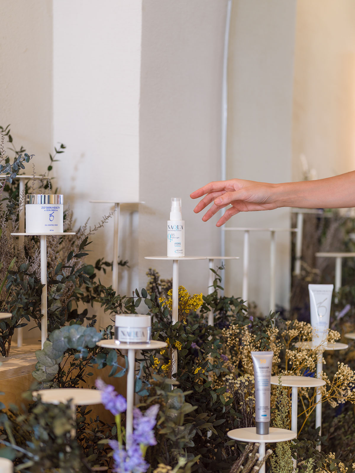 Medicine clinic features handcrafted details and creamy tones inspired by Aster flowers in Valencia 