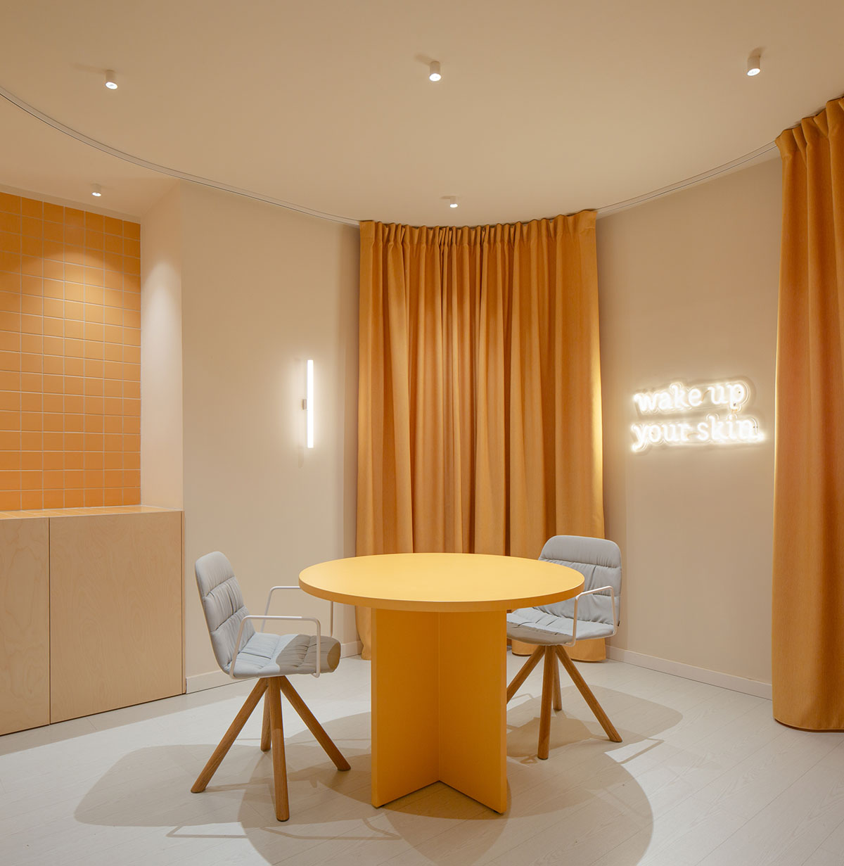 Medicine clinic features handcrafted details and creamy tones inspired by Aster flowers in Valencia 