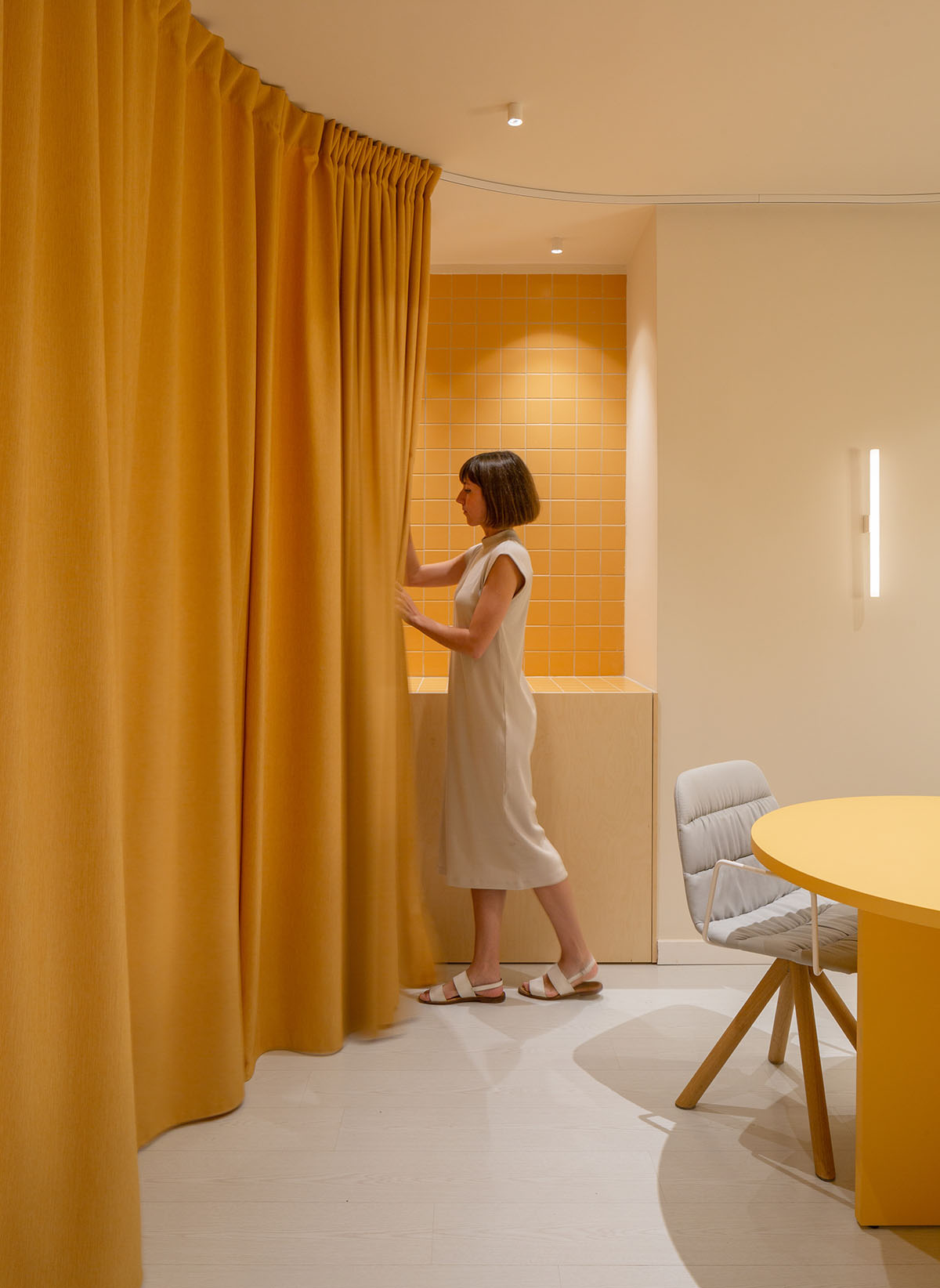 Medicine clinic features handcrafted details and creamy tones inspired by Aster flowers in Valencia 