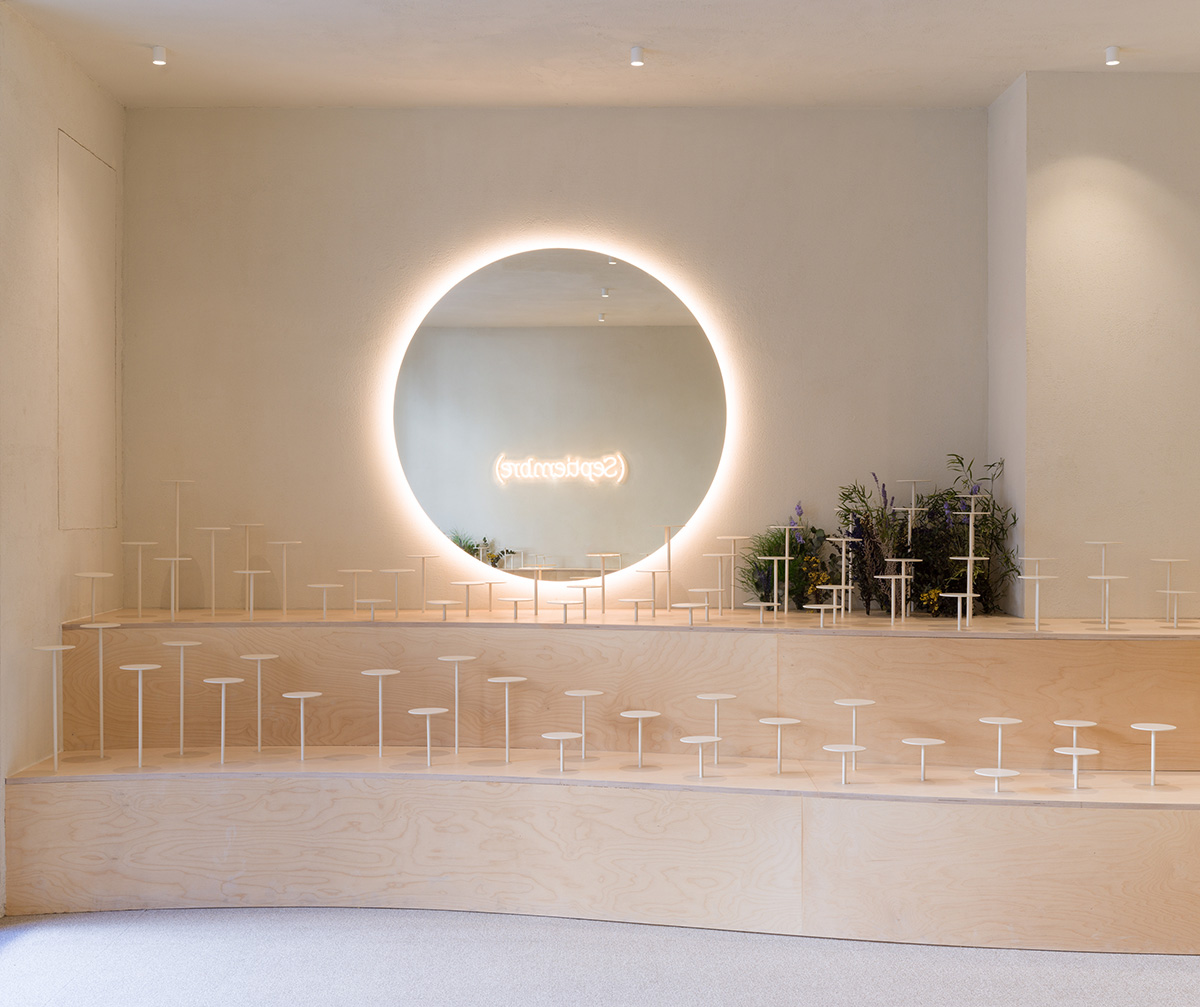 Medicine clinic features handcrafted details and creamy tones inspired by Aster flowers in Valencia 