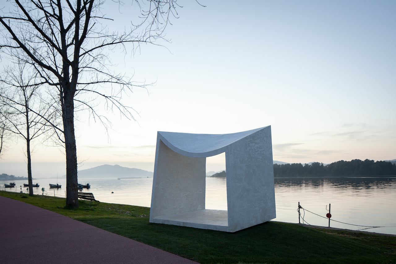 ABRIGO: A Sheltering Space Fosters A Dialogue With Its Surroundings