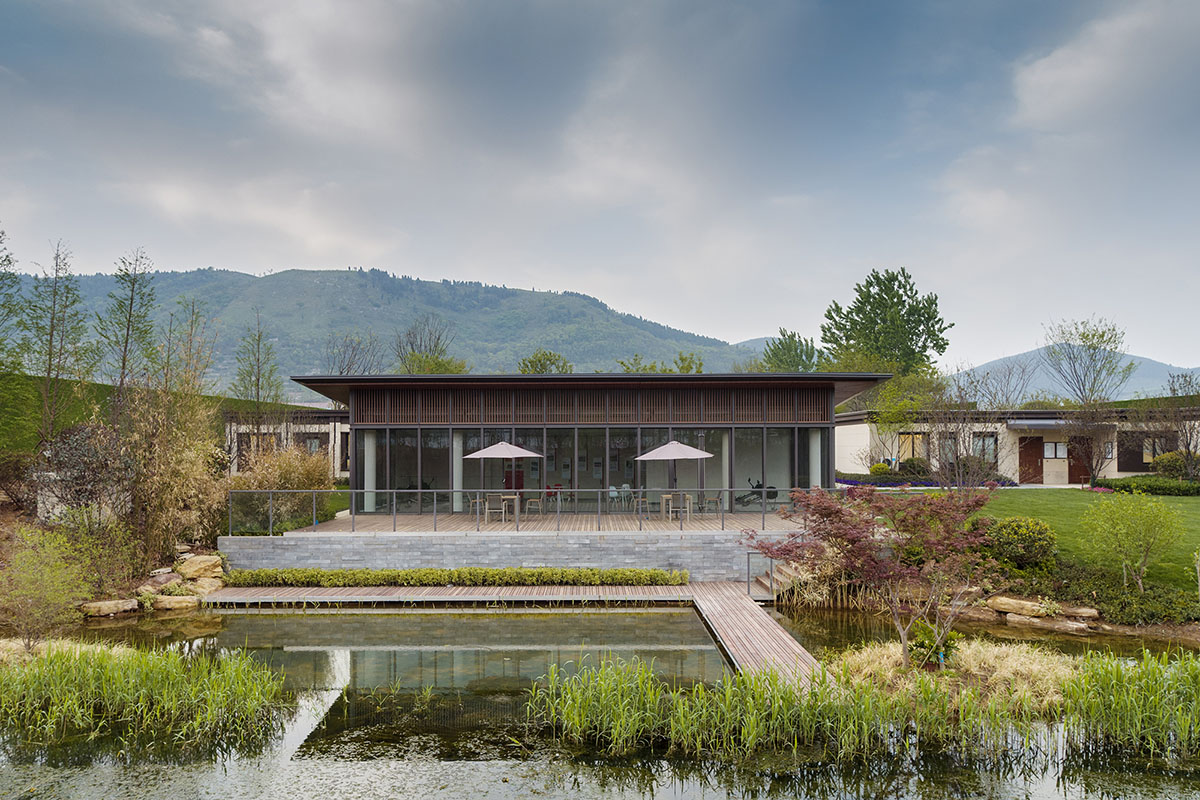 Continuation Studio overlaps short timbers to create long-span for community centre in China