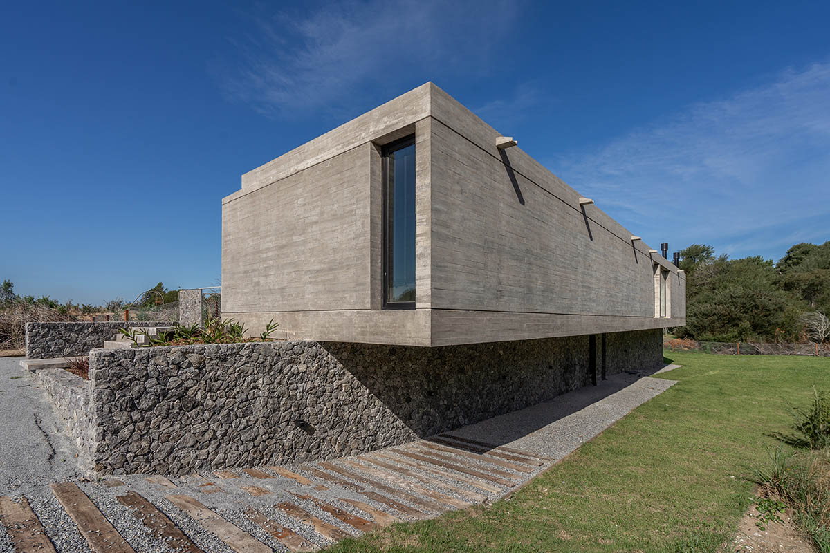 En Obra Arquitectos completes concrete Casa Pirca in Argentina