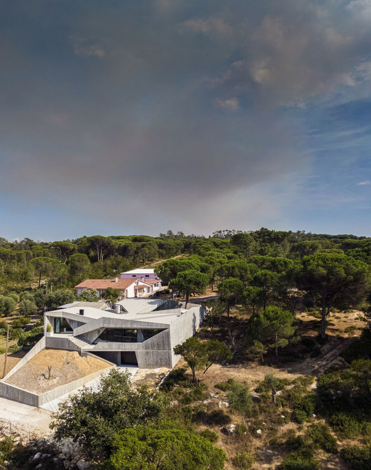 Contaminar Arquitectos built cave-like house from irregular walls inspired by rocky topography