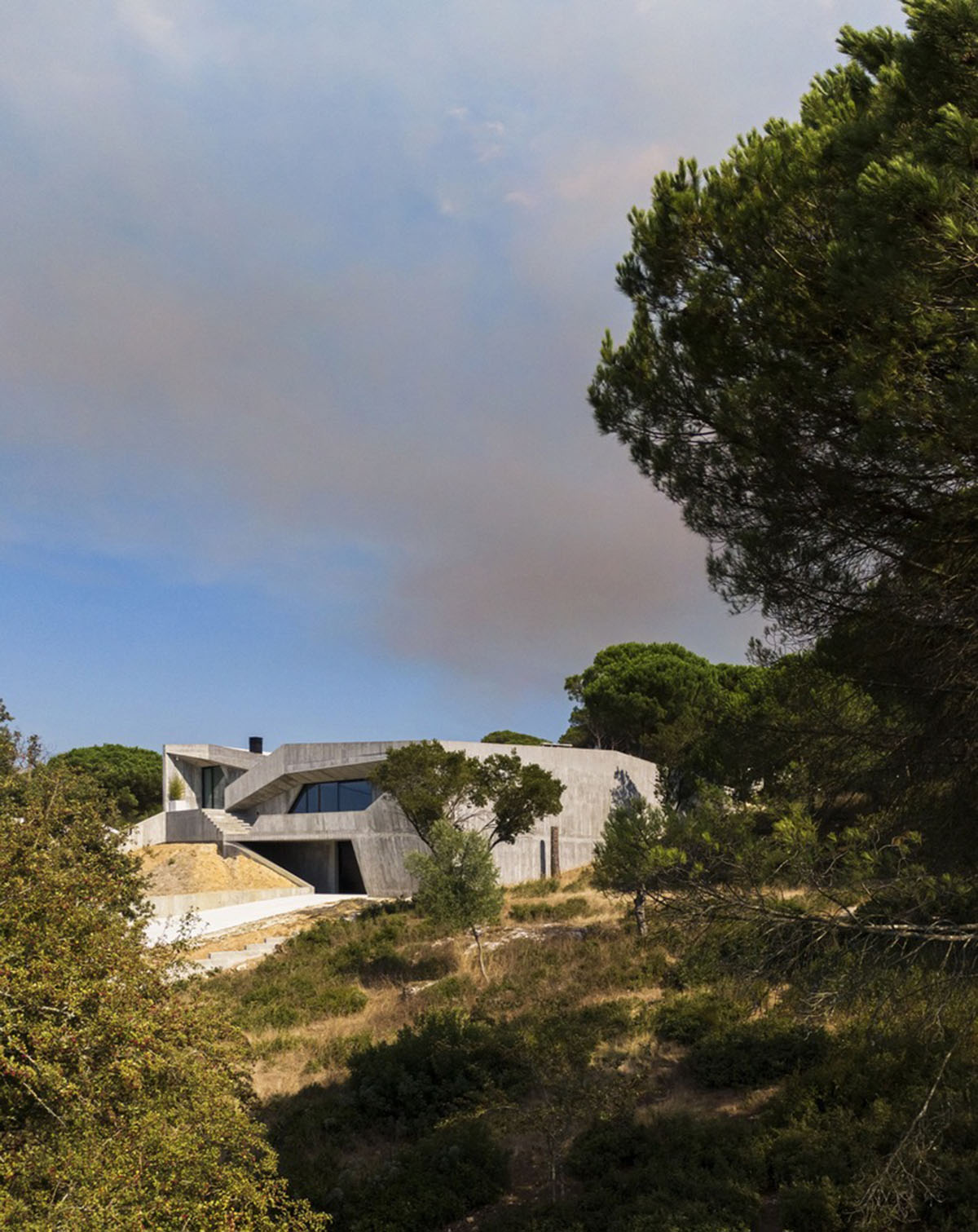 Contaminar Arquitectos built cave-like house from irregular walls inspired by rocky topography