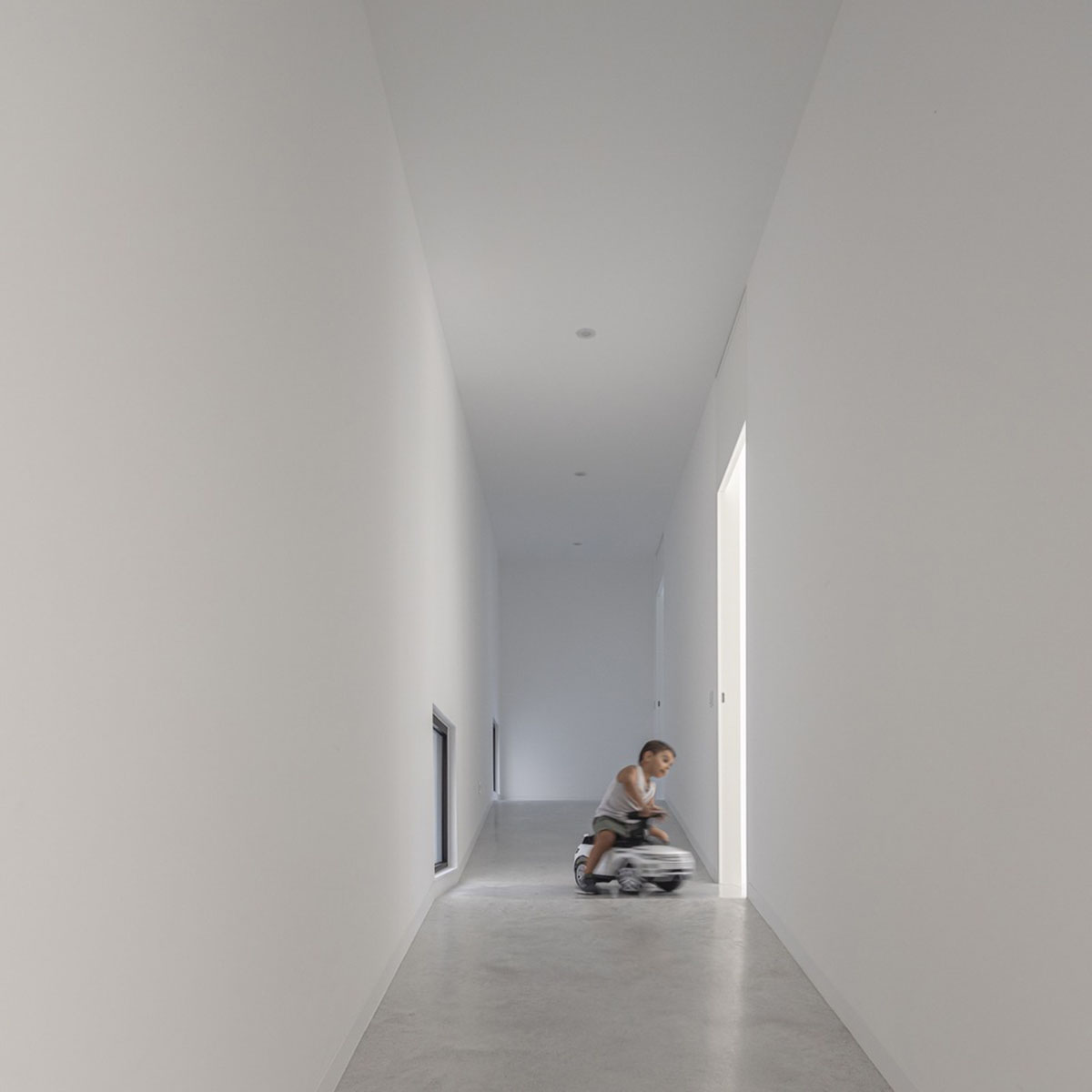Contaminar Arquitectos built cave-like house from irregular walls inspired by rocky topography