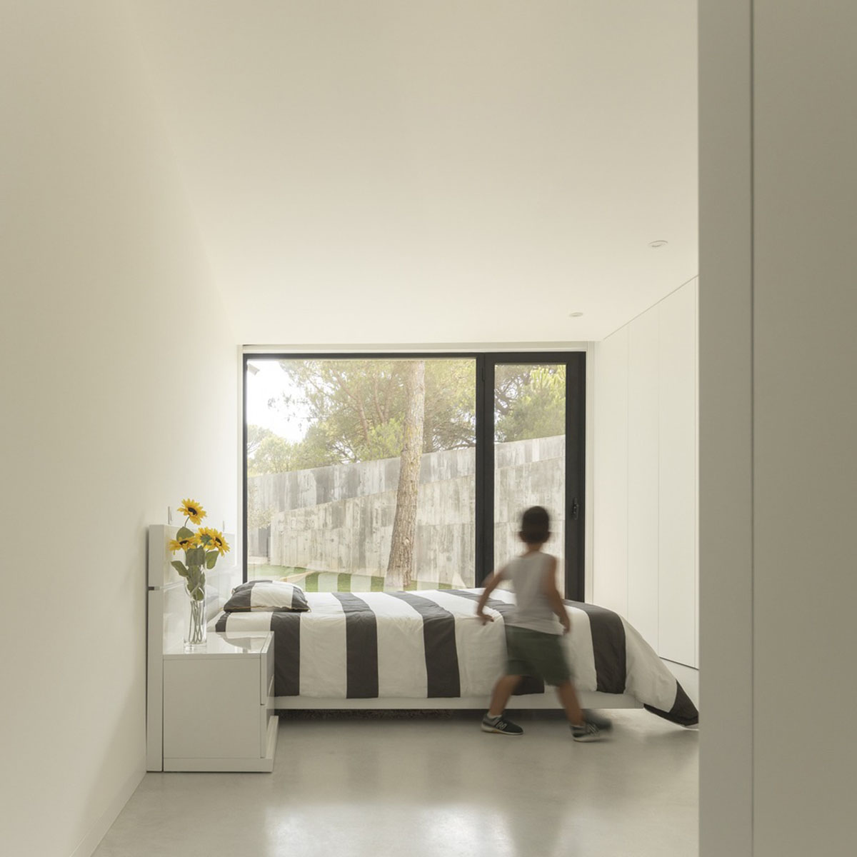 Contaminar Arquitectos built cave-like house from irregular walls inspired by rocky topography