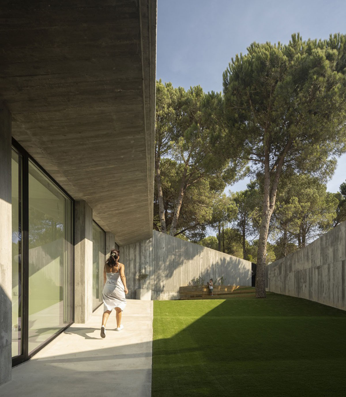 Contaminar Arquitectos built cave-like house from irregular walls inspired by rocky topography