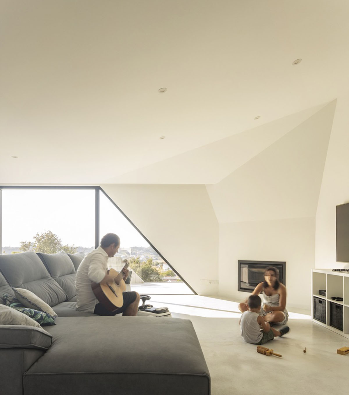 Contaminar Arquitectos built cave-like house from irregular walls inspired by rocky topography