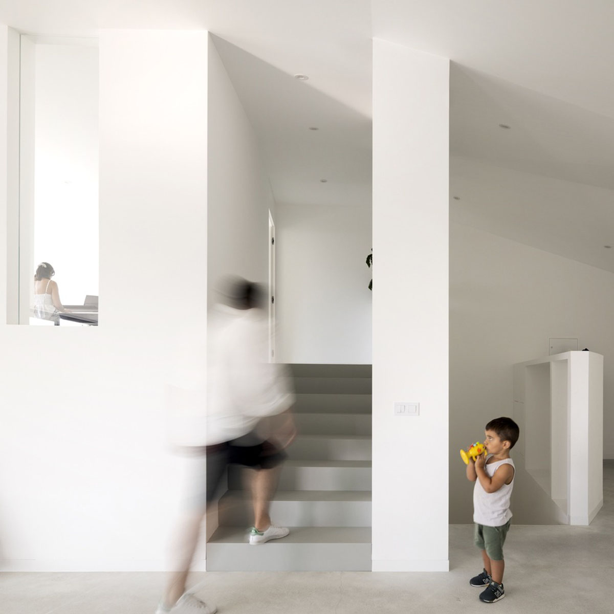 Contaminar Arquitectos built cave-like house from irregular walls inspired by rocky topography