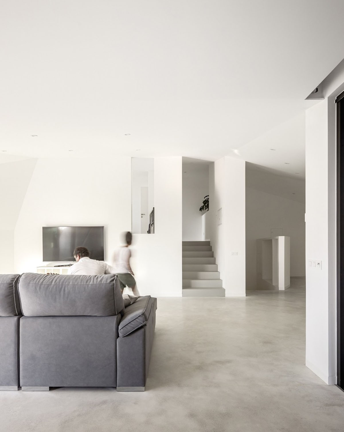 Contaminar Arquitectos built cave-like house from irregular walls inspired by rocky topography