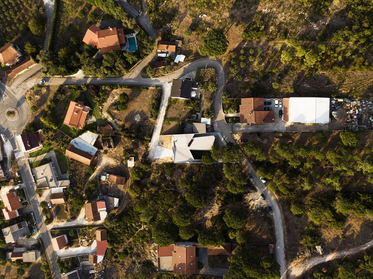Contaminar Arquitectos built cave-like house from irregular walls inspired by rocky topography