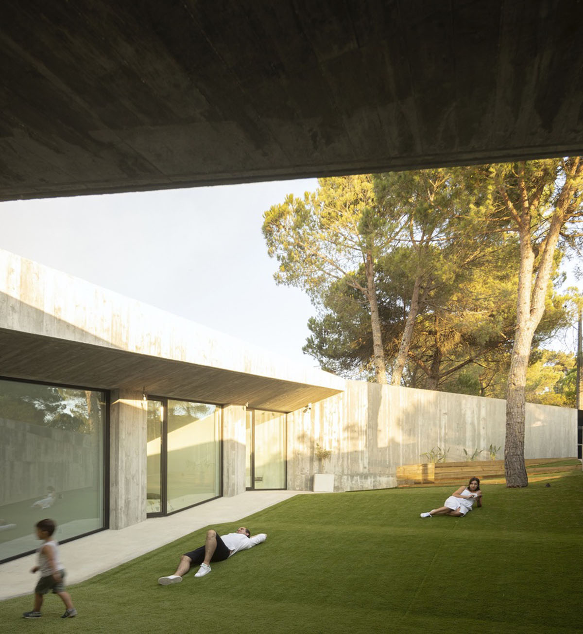 Contaminar Arquitectos built cave-like house from irregular walls inspired by rocky topography