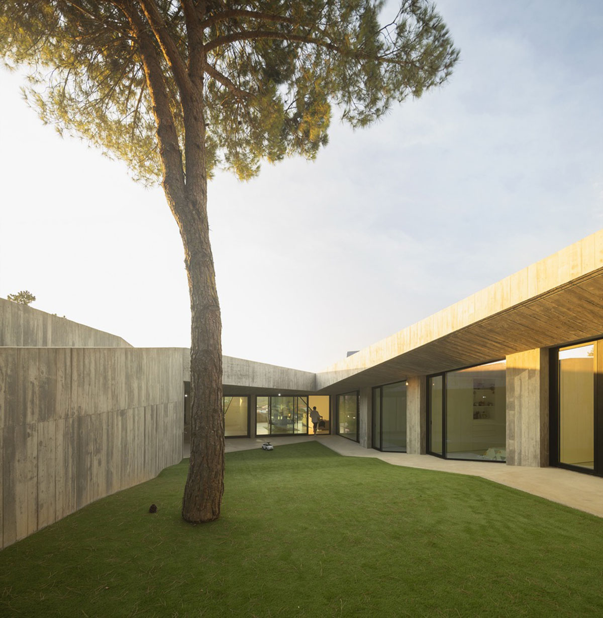 Contaminar Arquitectos built cave-like house from irregular walls inspired by rocky topography