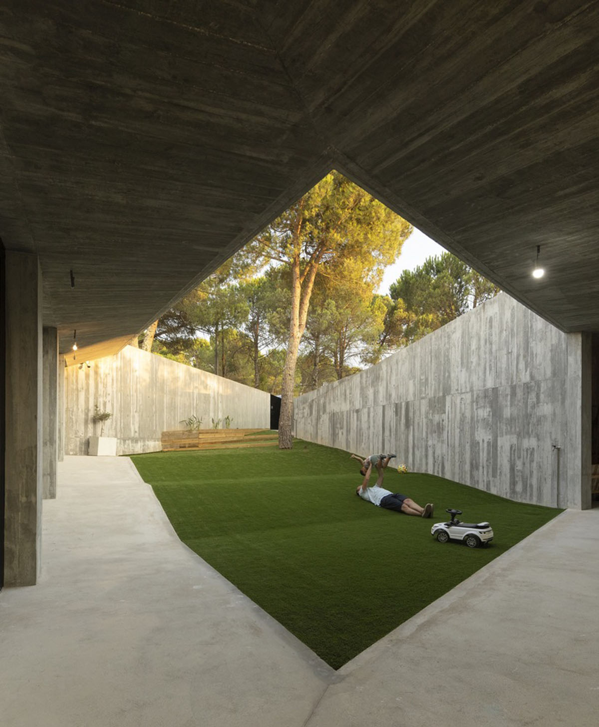 Contaminar Arquitectos built cave-like house from irregular walls inspired by rocky topography