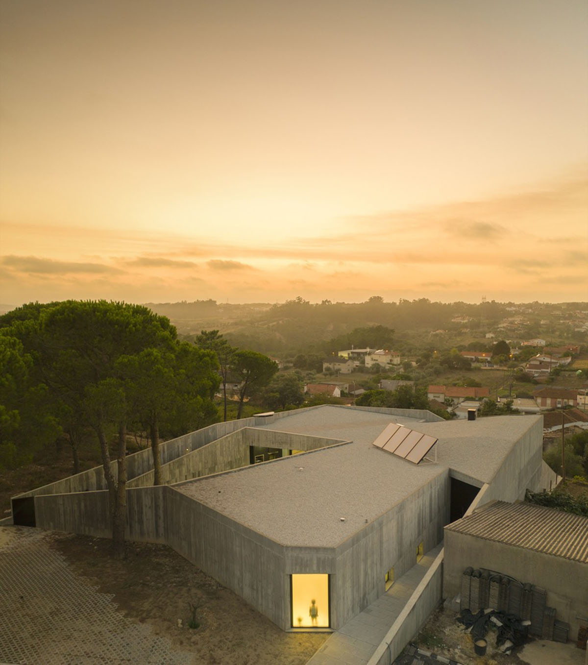 Contaminar Arquitectos built cave-like house from irregular walls inspired by rocky topography
